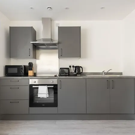 Smart 1 Bedroom In With Parking Apartment *