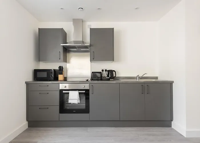 Smart 1 Bedroom In With Parking Apartment *